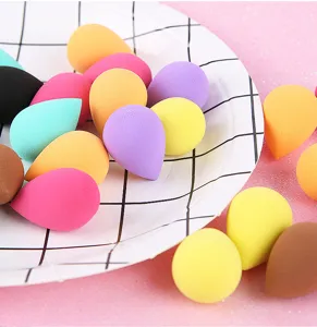 Kleurrijke mini non-latex druppel make-up sponzen, close-up details van zachte cosmetische blenders.