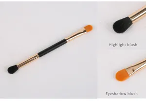 Gros plan du pinceau de maquillage à double embout avec des poils noirs et orange doux.