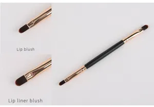 Vue détaillée du pinceau de maquillage double embout avec des poils doux et précis.