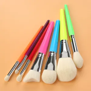 Vue détaillée du set de 7 pinceaux de maquillage arc-en-ciel, poils doux et manches colorés.