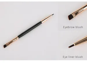 Vue détaillée du pinceau de maquillage double embout avec des pointes fines et férule.