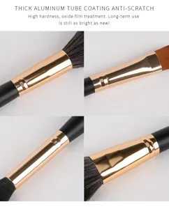 Gros plan détail du tube en aluminium épais avec revêtement anti-rayures pour pinceau de maquillage.