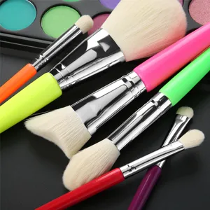 Lot de 7 pinceaux de maquillage arc-en-ciel avec manches colores et poils doux.