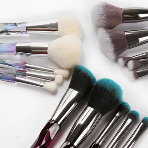 Set de brochas de maquillaje profesionales con mangos de cristal para polvos y sombras.