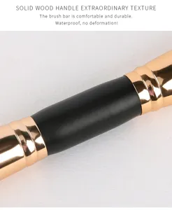 Gros plan sur le manche en bois d'un pinceau de maquillage double embout, superbe texture.