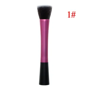 Platte make-upkwast met roze handvat, professioneel hulpmiddel voor vloeibare foundation.