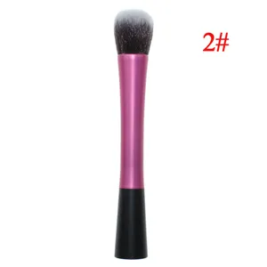 Gedetailleerde close-up van de roze aluminium make-up kwast haren en ergonomisch handvat.