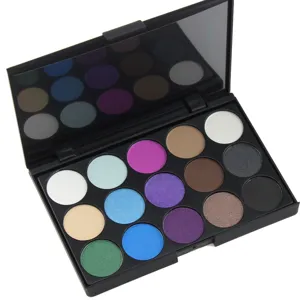 Vue détaillée d'une palette de fards à paupières 15 couleurs, nuances mates et nacrées.
