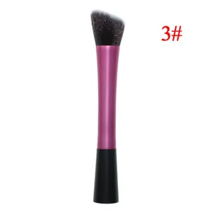 Professionele schuine make-upkwast met roze metalen handvat voor blush en contouring.