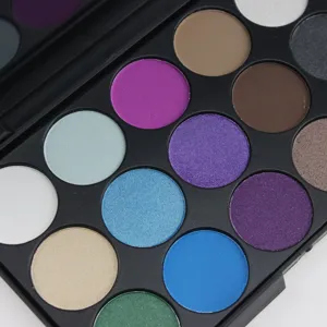 Palette de fards à paupières smokey 15 couleurs mates et irisées pour un maquillage des yeux.
