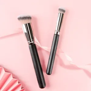 Professionelles Make-up Pinselset mit weichen dichten Borsten und schicken Griffen für Teint.
