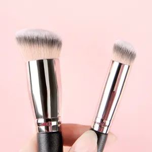 Professionelles angewinkeltes Foundation und Concealer Pinsel Set für makelloses Make-up Gesicht.