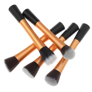 Professionele make-up kwastenset met ergonomische handgreep voor een vlekkeloze foundationapplicatie.