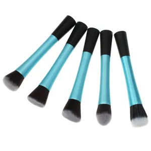 Gedetailleerd overzicht van professionele make-upkwasten met blauwe metalen handvatten.