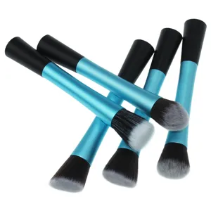 Professionele make-up kwastenset met blauwe handvatten voor foundation en blush.