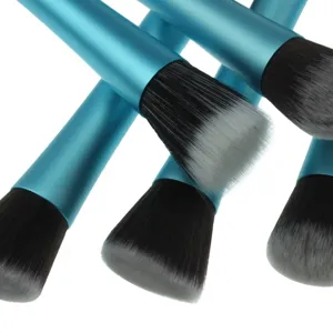 Blauwe make-up kwast detail met zachte zwart-witte synthetische haren voor vlekkeloze make-up.