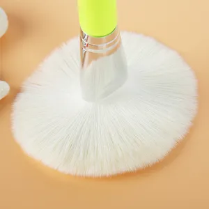 Pinceau éventail de maquillage professionnel avec poils blancs et manche vert pour poudre cosmetique