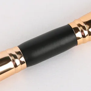 Gros plan sur la poignée du pinceau de maquillage double embout professionnel, outil beauté.