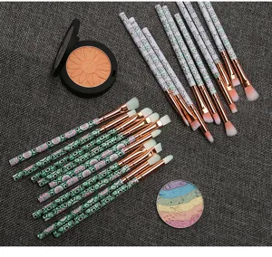 Detailansicht des professionellen Augen-Make-up-Pinselsets mit Lidschatten-Blendewerkzeugen.