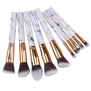 Marmor Make-up Pinsel Set mit weichen Borsten und goldenen Griffen für Kosmetik.