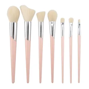 Professional 7-piece makeup brush set with soft pink handles for daily beauty application.