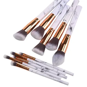 Detailansicht des Marmor Make-up Pinselsets mit 10 Stücken, Roségold-Zwingen und weichen Borsten.