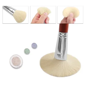 Nahaufnahme der weichen Tierhaar-Make-up-Pinselborsten mit hoher Flexibilität und Dichte.