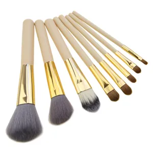 Nahaufnahme der Make-up-Pinselborsten, weiche synthetische Fasern für sanftes Auftragen.