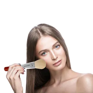 Weiches Make-up-Pinsel-Detail mit flauschigen Puderpinselborsten und Holzstiel.