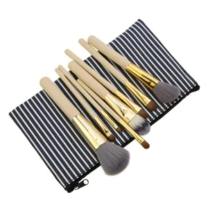 Detailansicht des 8-teiligen Make-up-Pinselsets mit weichem Haar in praktischer Tasche.