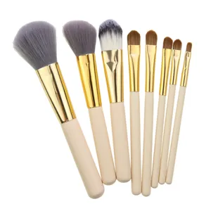 Detailansicht des 8-teiligen Make-up-Pinsel-Sets mit weichen Synthetikhaaren und goldenen Zwingen.