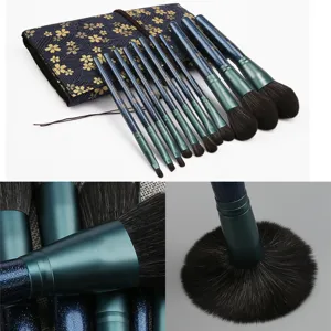 Kit de 12 pinceaux de maquillage avec trousse florale portable, poils synthétiques doux et manches.