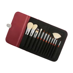 Detailansicht des 12-teiligen Make-up-Pinselsets mit weichen Borsten und rotem Etui.