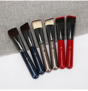 Set von 6 professionellen flachen und abgeschrägten Make-up-Pinseln mit glänzenden Griffen.