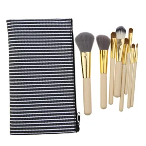 Detailansicht eines 8-teiligen Pinselsets mit weichen Borsten und gestreifter Tasche.