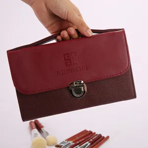 Detailansicht der Make-up-Pinsel-Aufbewahrungstasche, bordeauxfarbenes Etui mit Verschluss.