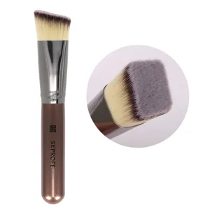Professioneller abgeschrägter Pinsel mit extrem weichen Borsten für ein makelloses Make-up.