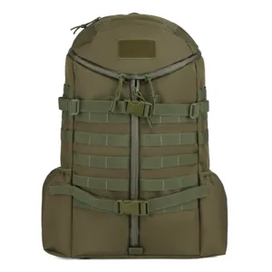 Detailweergave van tactische rugzak met duurzame olijfgroene stof, MOLLE-singelband en sterke gespen.