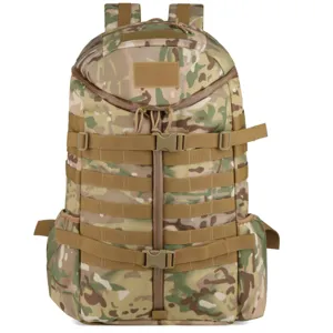 Gedetailleerd overzicht van tactische rugzak camouflage MOLLE webbing outdoor sporttas