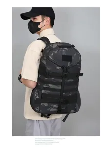 Gedetailleerd overzicht van de tactische camouflagerugzak, duurzame outdoor sporttas.
