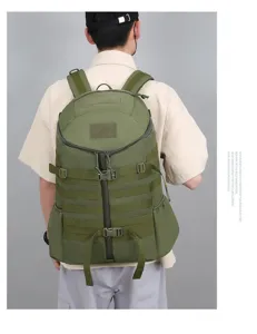 Tactische outdoor rugzak met grote capaciteit, duurzaam en waterafstotend voor wandelen.