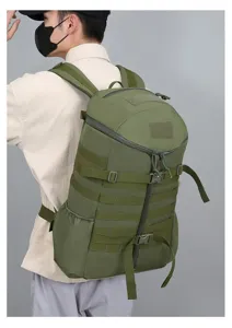 Gedetailleerd uitzicht van groene tactische rugzak met MOLLE riemen gedragen door model voor reizen.