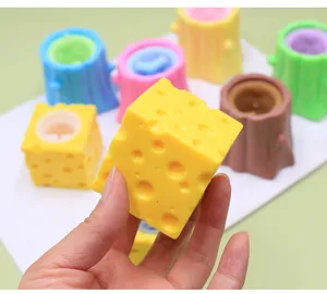 Nahaufnahme eines gelben Käse-Quetschspielzeugs mit realistischer Textur und weichem Material