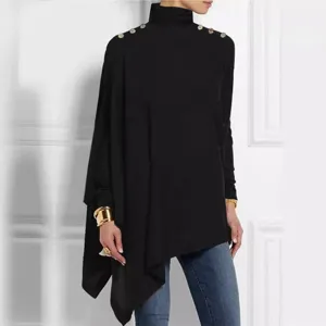 Elegante top negro de cuello alto y manga larga con dobladillo asimétrico y botones dorados.
