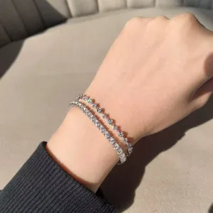 Detailansicht des S925 Silber Moissanit Tennisarmbands, elegantes Stapeldesign Modell.