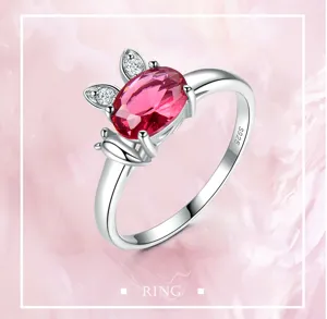 Detailaufnahme des silbernen Hasenrings mit rotem Edelstein und funkelnden Diamantakzenten.