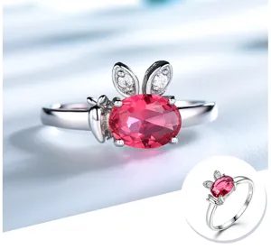 Nahaufnahme des silbernen Hasenrings mit rotem Edelstein und glitzernden Zirkonia Ohren.