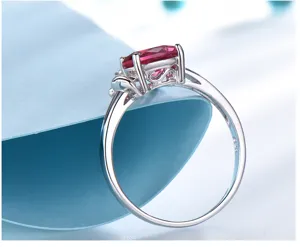 Detailaufnahme eines eleganten S925 Silber Rings mit rotem Schmuckstein und feinem Muster.