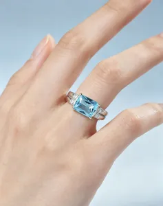 Platinbeschichteter blauer Edelstein Ring mit Smaragdschliff fuer Damen und Maedchen
