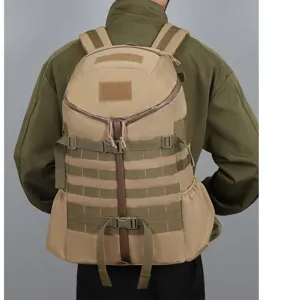 Gedetailleerd overzicht van de outdoor tactische rugzak met duurzame stof en MOLLE-webbing.